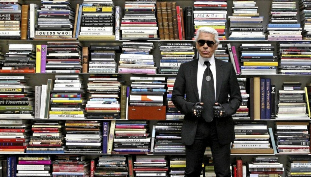 VED BOKHYLLA: Karl Lagerfeld i sitt studio i Paris. VED BOKHYLLA: Karl Lagerfeld i sitt studio i Paris.