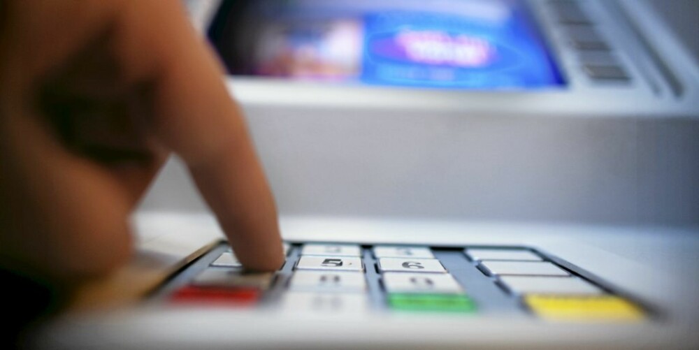 PRIVAT: Et godt tips er å skjule pin-koden din slik at ingen kan se hva du taster inn. PRIVAT: Et godt tips er å skjule pin-koden din slik at ingen kan se hva du taster inn.
