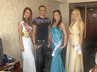 Miss Island, Miss Sverige og Miss Danmark sammen med en av de gode hjelperne.