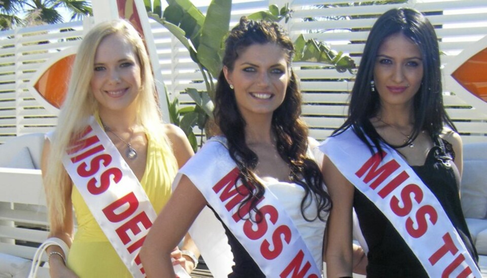 MISS IN THE MIDDLE: Det norske håpet, May-Britt, sammen med Miss Danmark og Tyrkia. Sistnevnte er en arg konkurrent på hjemmebane.