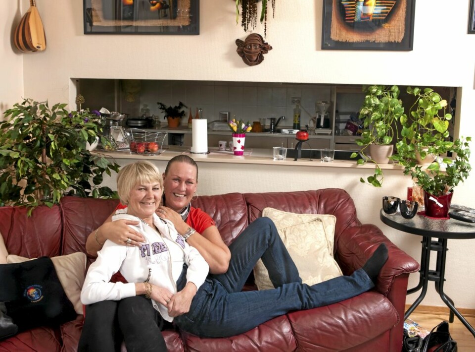SOFAEN BRA, SYDEN BEST: I likhet med en million andre nordmenn liker Lisbeth og Nansy seg best i sydlige strøk. Men det er koselig i her stuen til Nansy også.
