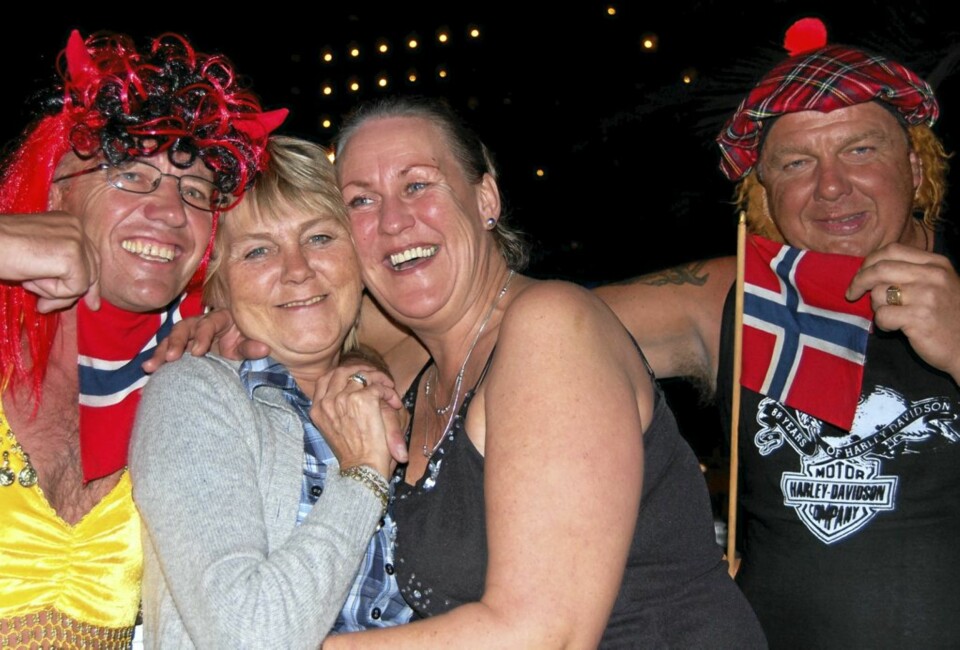 FEST OG FART: Lisbeth og Nansy er gode til å leve livet, og i Syden mangler det ikke på liv og røre.