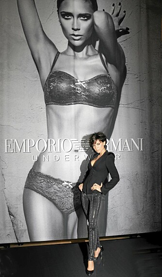 STORT FORMAT: Victoria Beckham er brettet ut på en over seks meter høy reklameplakat for Emporio Armani. Her burde eventuell løs hud være godt synlig.