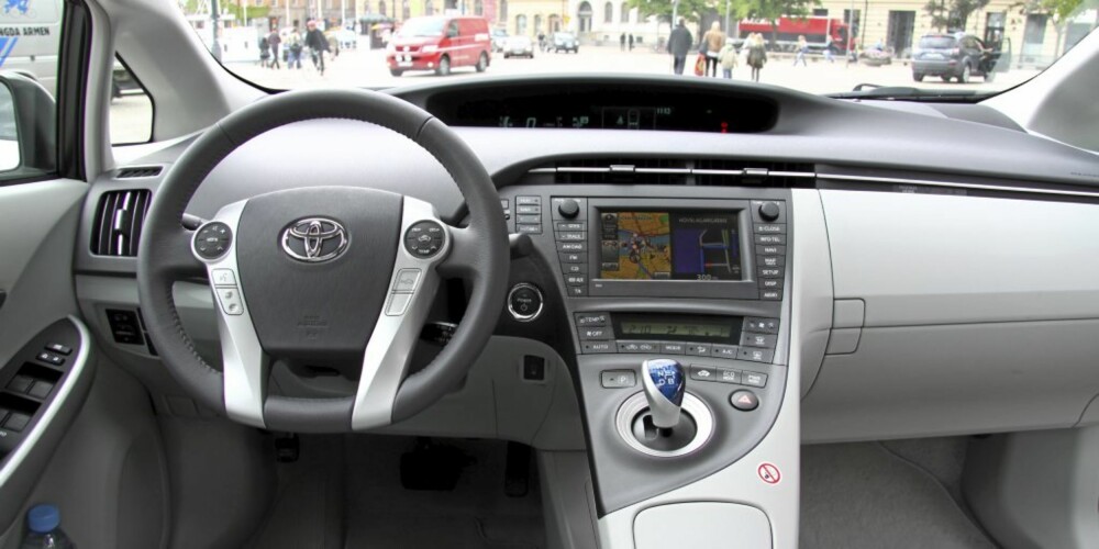 HYGGELIG UTSIKT: Toyota-hybriden er en såre enkel og komfortabel bil å kjøre. Førerplassen er både komfortabel og elegant. HYGGELIG UTSIKT: Toyota-hybriden er en såre enkel og komfortabel bil å kjøre. Førerplassen er både komfortabel og elegant.