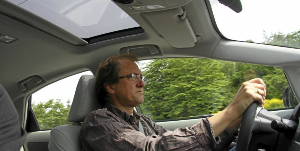 LUKSUSPRIUS: Det skiller 70 000 kroner fra innstegsmodellen Prius Comfort og opptil Premium-utgaven vi kjørte. For pengene får du blant annet soltak og skinnseter og mye annet snask. LUKSUSPRIUS: Det skiller 70 000 kroner fra innstegsmodellen Prius Comfort og opptil Premium-utgaven vi kjørte. For pengene får du blant annet soltak og skinnseter og mye annet snask.