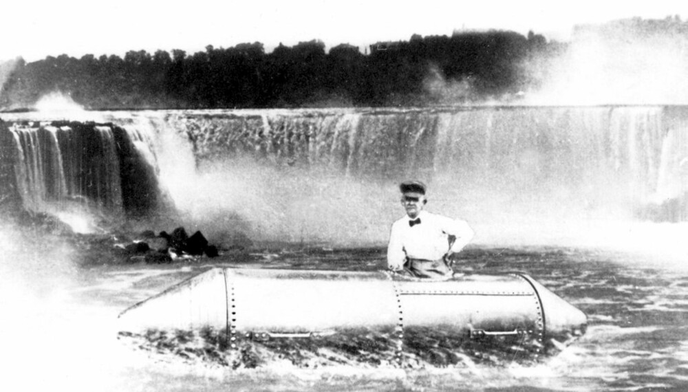 FØRSTEMANN: Bobby Leach overlevde tønneferden ned Niagarafossen, med døde da han skled på et banaskall.