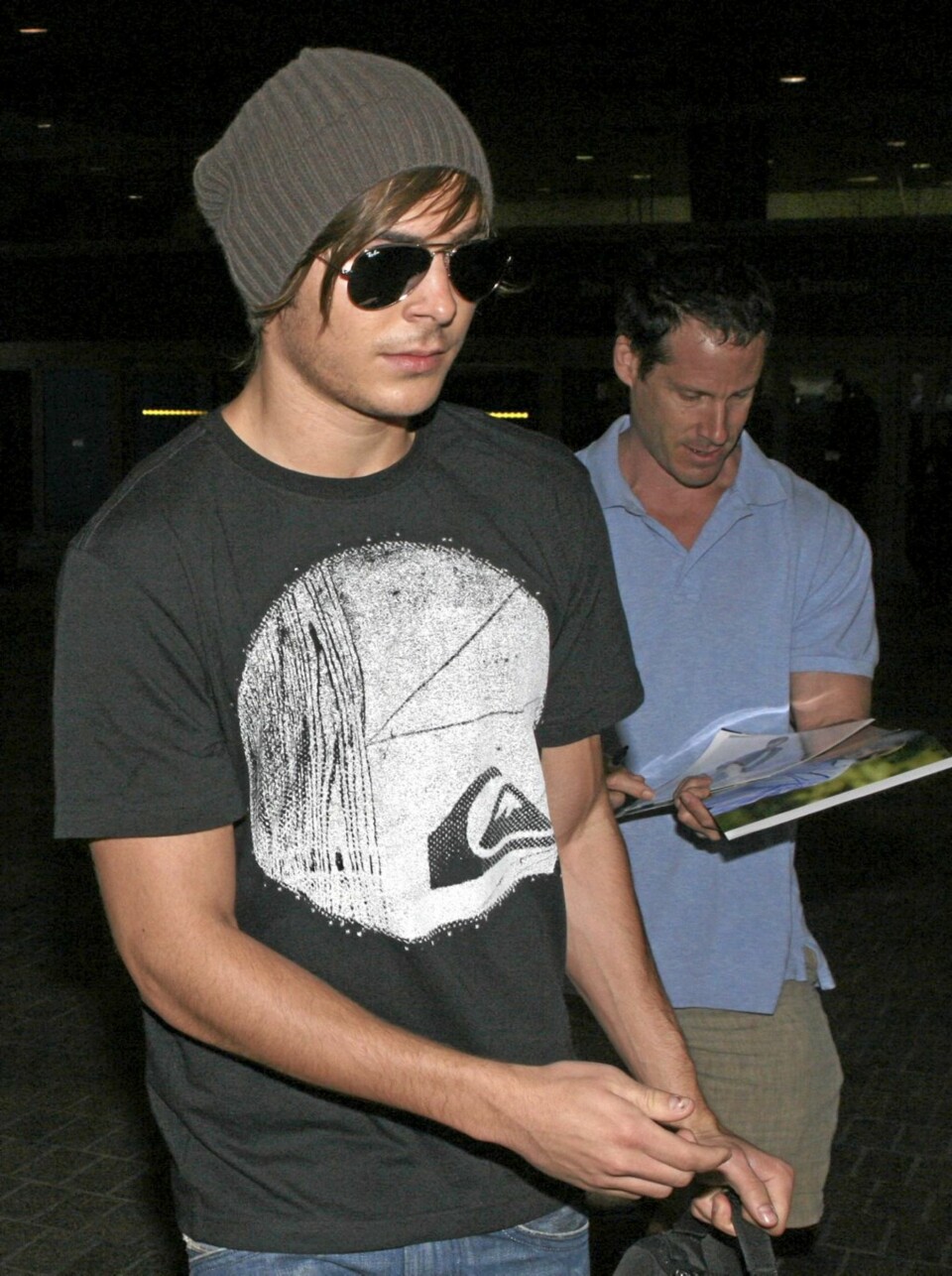 Zac skriver autografer på flyplassen LAX.