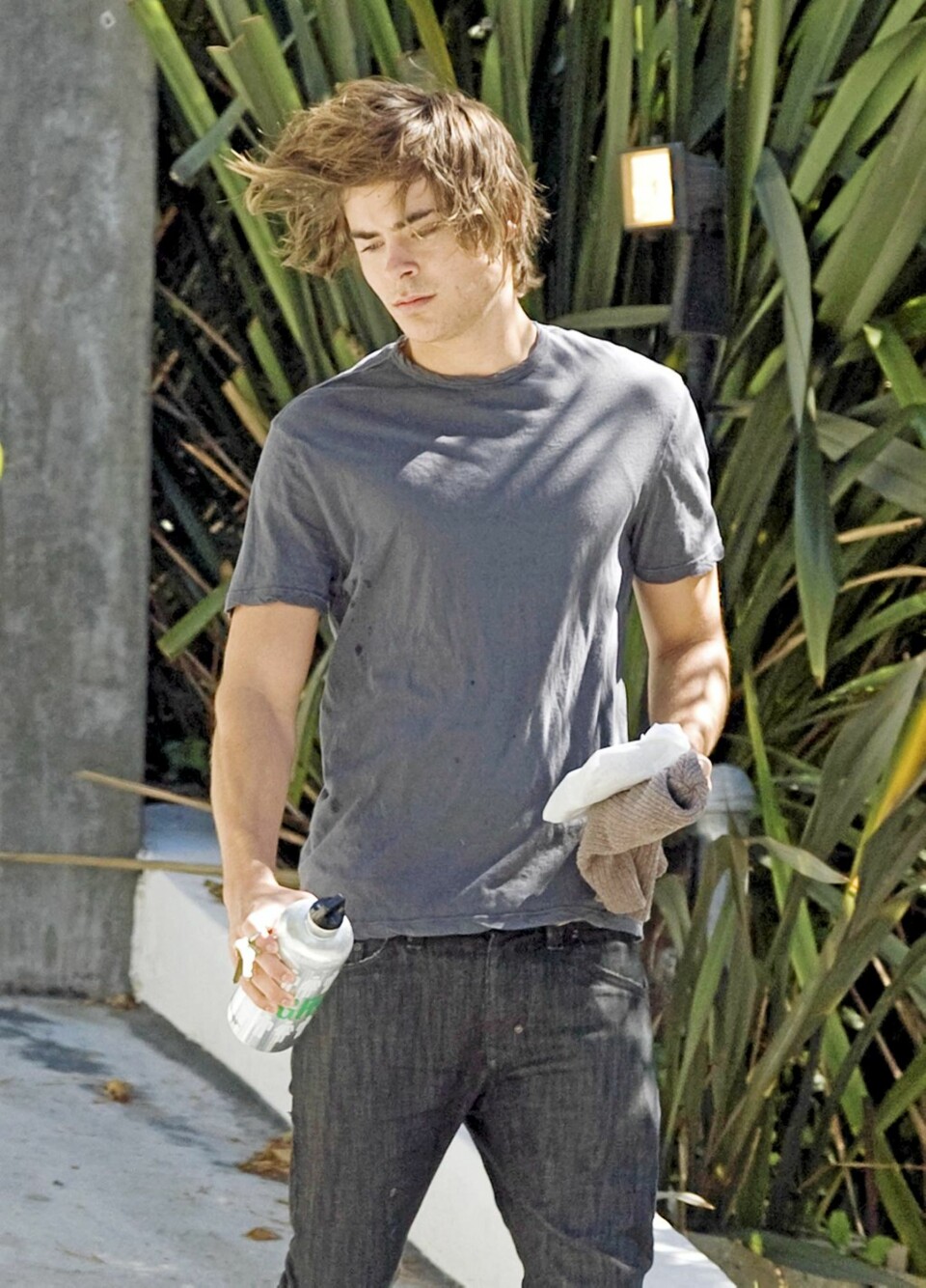 På vei hjemmefra en tidlig morgen kaster Zac på håret for fotografene.