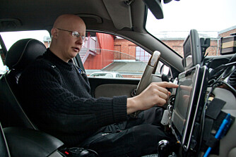BORRELÅS: Med en tavle-PC (HP pavilion tx1000) som er festet til dashbordet med borrelås, bruker Glenn bare ett minutt på å koble fra PC-en og ta den med seg når han ikke er i bilen.
