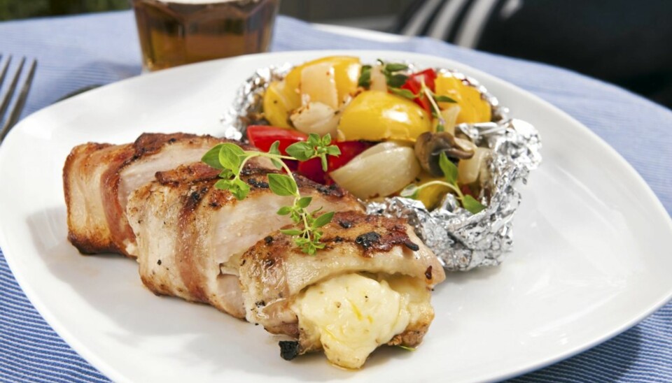 Lekker kyllingfilet fylt med myk brie og bakte grønnsaker smaker fortreffelig!