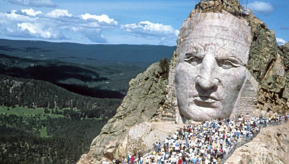 FOLKSOMT: Mount Rushmore med presideneter huget i stein og indianerhøvdingen Crazy Horse i fjellet ved siden av er et mye besøkt landemerke. Nå kan du lører mer om presidentene, naturen og kulturen i Black Hills, South-Dakota.