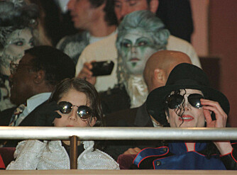 PÅ TUR: Omer Bhatti sammen med Michael Jackson i Tokyo i 1996. Her er de på kino i forbindelse med et spesielt Ghost-arrangement.