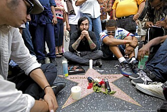 Fansen samlet seg i sorg da det ble kjent at Michael Jackson var død. Her minnes de "Jacko", men sitter egentlig ved stjernen til popstjernenes navnebror, radiokjendisen Michael Jackson.
