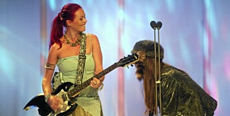Unni Wilhelmsen  og Ronni Le Tekrø opptrer med hver sin gitar under Spellemann-showet.
FOTO: Morten Holm/Scanpix