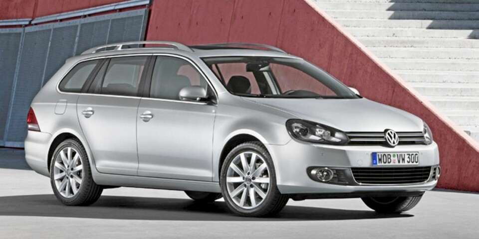 STRAM I FRONTEN: Stasjonsvognen har fått den nye VW-fronten som resten av de nye Golfene, Polo og Transporter har. Det er bare Passat som mangler.