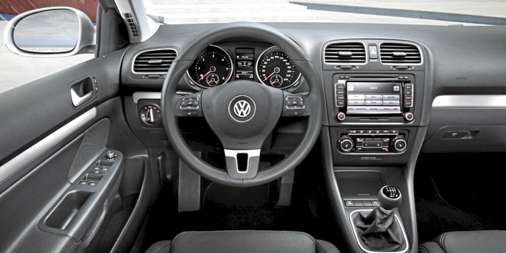MODERNE INTERIØR: Helt nyutviklet i følge VW. Men siden dette er Volkswagen, betyr det at det forsatt er trygt og konservativt