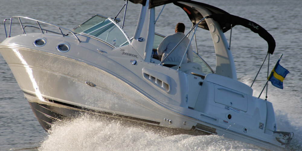 Sea Ray 275 er et godt eksempel på bensin eller diesel i en liten turbåt. Sea Ray 275 er et godt eksempel på bensin eller diesel i en liten turbåt.