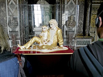 FOREVIGET: Kunstneren Jeff Koons udødeliggjorde paret i skulpturen "Michael Jackson and Bubbles". En av originalene kan faktisk ses på Astrup Fearnley-museet i Oslo.