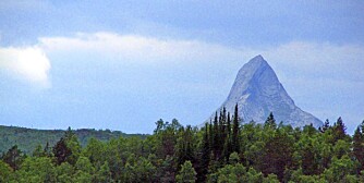 MEKTIG NATUR: Landskapet er storslått, Her er et av de mange masjestetiske fjellene i nærheten.