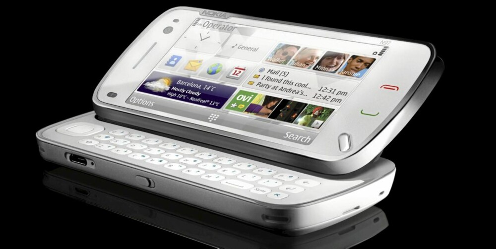 TASTATUR: Nokia N97 har fullt tastatur i tillegg til berøringsskjerm.