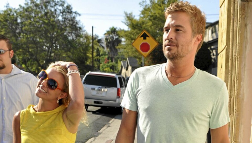 VED HØYLYS DAG: Britney Spears og hennes agent Jason Trawick skal ha forsøkt å holde forholdet hemmelig på grunn av yrkesetikken. For en ukes tid siden var de ute og spaserte sammen i LA.