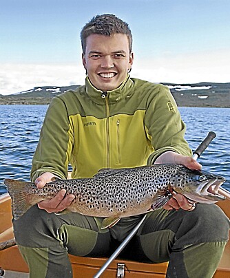 HØY PULS: Det tar litt tid før hjertet slår normalt etter etter å ha landet en ørret av dette kalibret...!