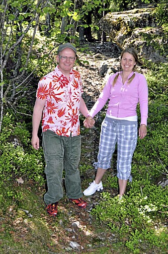 HOLDER KJÆRLIGHETEN VARM: Jan Erikk og Anne Cathrine rusler gjerne hånd i hånd i skogen. Slik henter de frem minner og følelser fra den første tiden de var sammen.