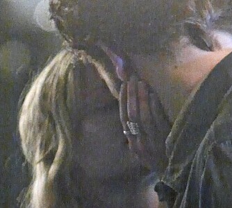 Kristen klikket da hun fikk se disse kyssebildene av kjæresten Robert sammen med Emilie de Ravin.