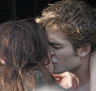 Kristen Stewart and Robert Pattinson kysset hverandre med innlevelse under innspillingen av New Moon. Nå frykter produsentene for kjemien mellom de to på settet til Eclipse - den tredje Twilight-filmen.
