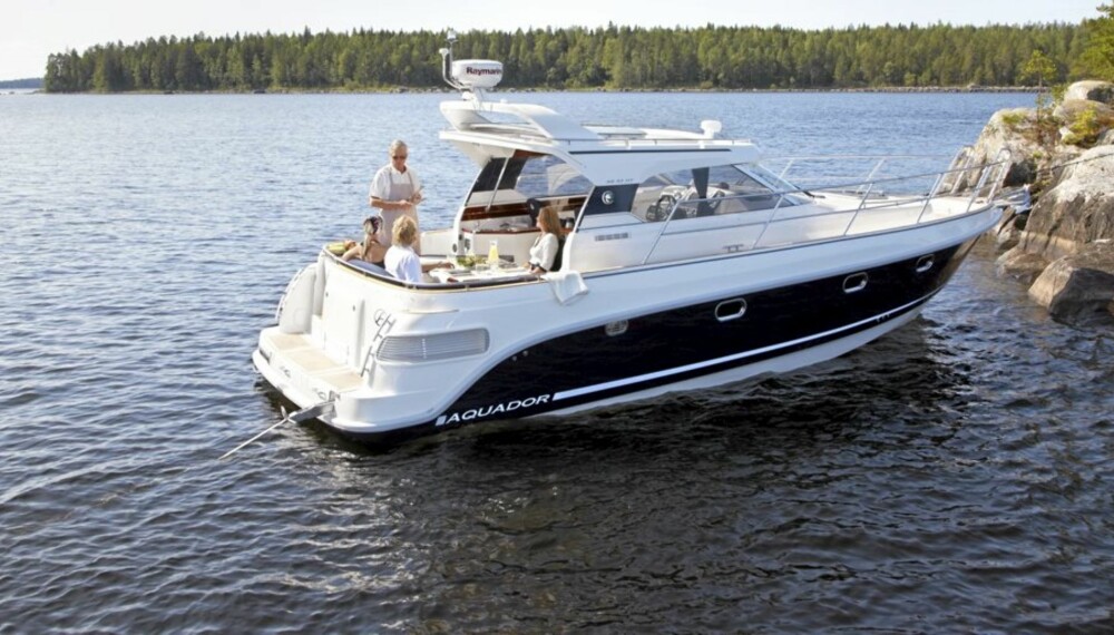Den nye Aquador 33 HT er en tiltalende turbåt. Den nye Aquador 33 HT er en tiltalende turbåt.