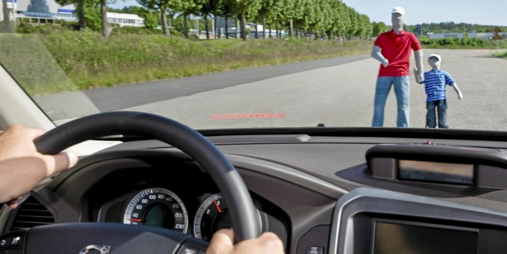 AUTOMATIKK: Når radaren i bilen oppdager hindringene i veien, varsles føreren med lys og lyd. Dessuten bråbremser bilen automatisk ved behov.