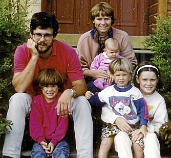 FRA TO TIL SEKS: Hele familien fotografert i 1991.  Barna er fra venstre: Solveig 5 år, Else 3 måneder, Henriette 3 år og Liv Heidi 9 år.