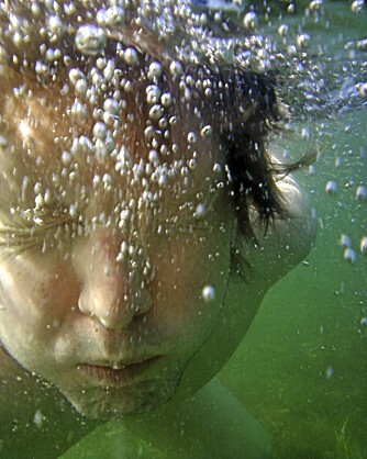 GØY I VANNET: Med Samsung B2100 er det ingenting i veien for å ta et selvportrett under vann.