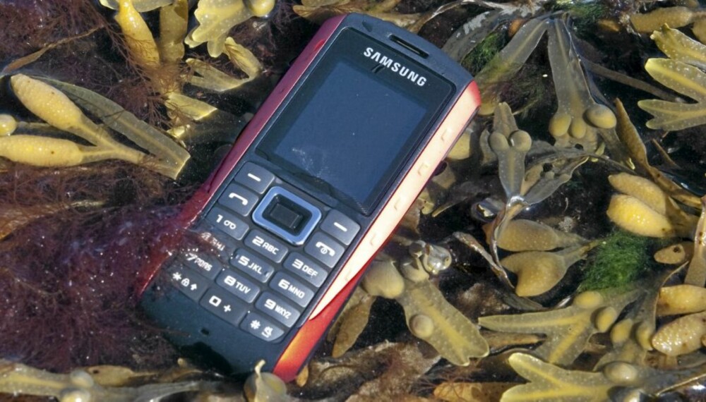 TÅLER DET MESTE: Samsung B2100 er laget slik at den tåler en tur i sjøen.