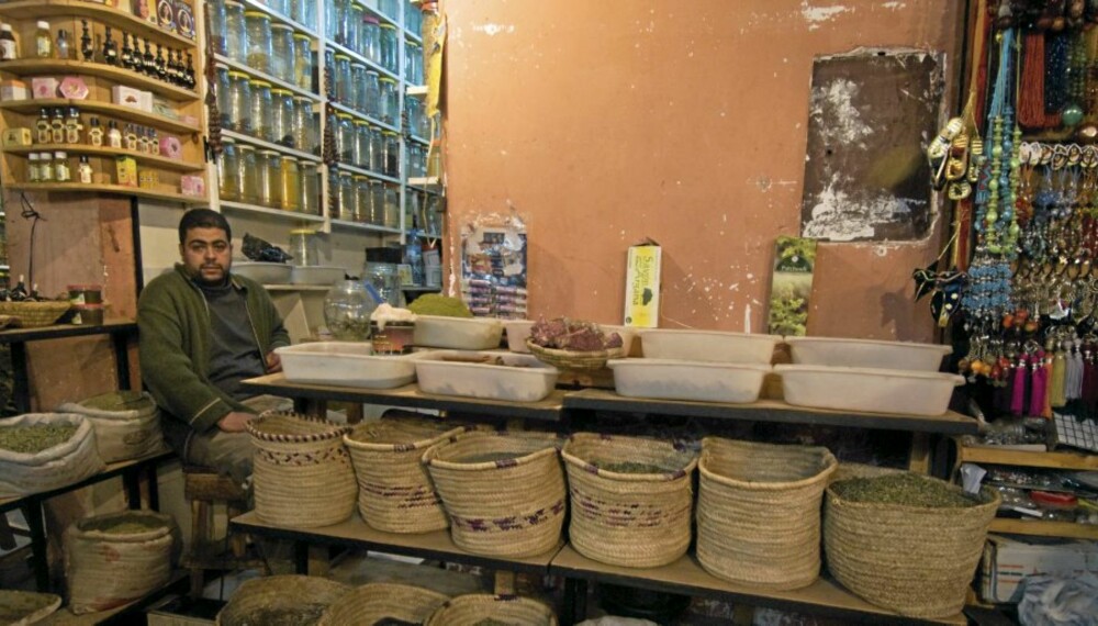 KRYDRET HVERDAG: Det er krydder opp og krydder i mente i salgsbodene i Marrakesh.