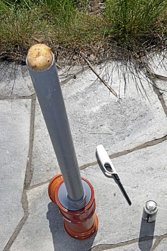 LADING foregår ved å trykke poteten ned til det butter ¿ ergo tetter slik at gassen som skal antennes får et tett rom å ekspandere i og drive prosjektilet effektivt ut av. Prinsippet er det samme som en kule foran kruttet i en patronhylse.