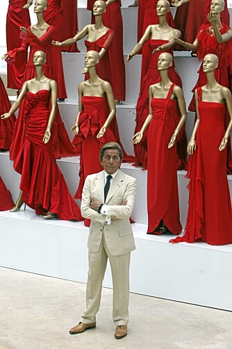 VALENTINO RED: Her står Valentino i egen person, foran Valentino-røde kjoler under utstillingen som hyllet hans 45 år som designer.