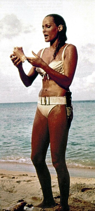 60-TALLS: Ursula Andress i velkjent stil i Bondfilmen Dr. No (1962). 60-TALLS: Ursula Andress i velkjent stil i Bondfilmen Dr. No (1962).