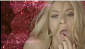 På «She Wolf» holder Shakira fast ved munn-fikseringen sin.