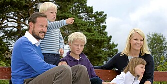 Fra venstre kronprins Haakon, prins Sverre Magnus, Marius Borg Høiby, prinsesse Ingrid Alexandra og kronprinsesse Mette-Marit fotografert i anledning kronprins Haakons 36-års dag.