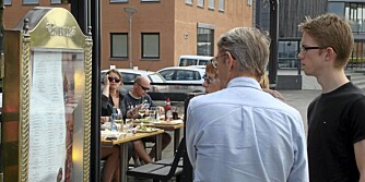 ESMERALDA: Full fart og 71 kroner pr. halvliter i sommer. Turister studerer menyen. I bakgrunnen skimtes Quality Hotell - som har Tønsbergs - og Norges - dyreste øl.