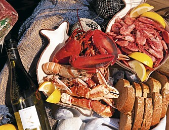Den spanske fiskesuppen blir et lunt og smakfullt innslag på sommerens skalldyrbord. Ferske skalldyr og kald hvitvin er en sikker vinner når det gjelder å skape sommerstemning!