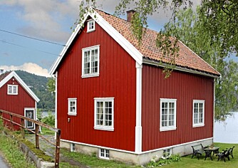 Det lille røde huset ligger idyllisk til ved Gjerstadvannet, på sørlandsbanen. Her er det fredelig og rolig, og godt å bo.