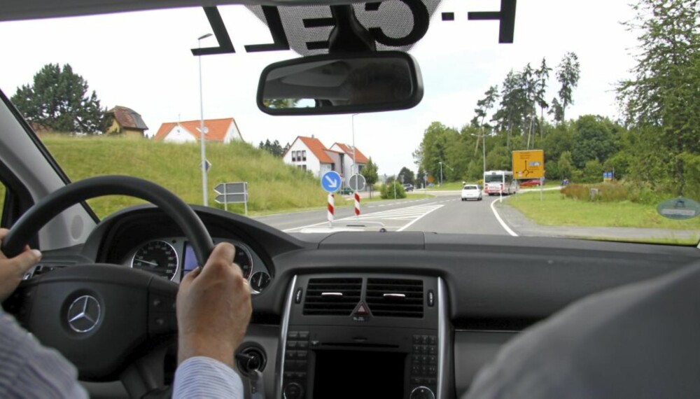 I DET FRI: Her er vi er ute på tyske landeveier med B-klasse F-Cell. Neste år kommer den til Norge.