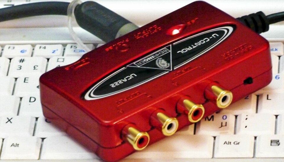 USB rett inn i datamaskinen og digital kabel rett inn i forsterkeren og en liten boks til fire hundre kroner gir superlyd på laptopen.