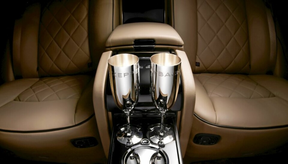 TILPASSET: Vanlige biler har koppholdere. Luksusbiler har champagnekjølere. Maybach Zeppelin er den billigste bilen på listen.