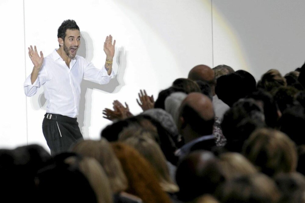 JUBEL: Marc Jacobs nøt applausen i noen sekunder, før han forsvant fra catwlaken, etter visningen under NY Fashion Week.