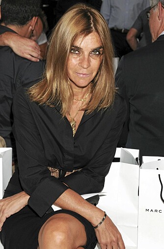MOTEMAKT: Redaktøren for franske Vogue, Carine Roitfeld, hadde funnet veien til Marc Jacobs' visning.