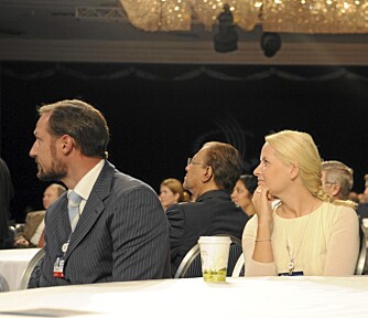 Kronprins Haakon og kronprinsesse Mette-Marit var til stede i salen under CGI-møtet.
