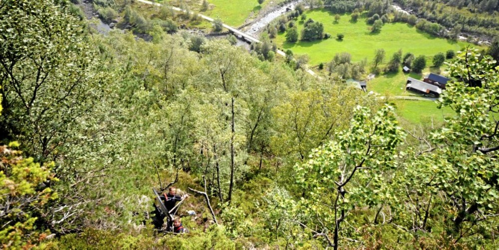 EKSTREMPARABOL: Torjus Halsne og parabolmontør Kjetil Bø får omsider kontakt med fjernsynssatelitten høyt oppe i fjellsiden. Ned til gården går det 400 meter kabel.